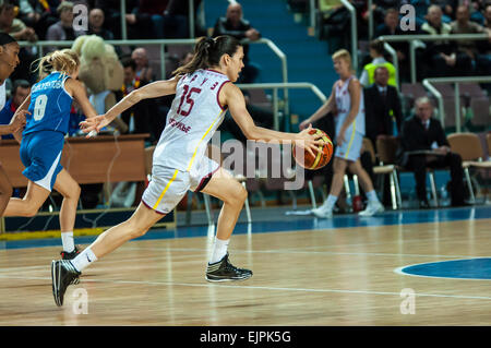 ORENBURG, regione di Orenburg, Russia, 21 ottobre, 2014 anno. Partita del campionato femminile del campionato della Russia sul basket Nadezhda (Orenburg)-Dinamo GUVD (Novosibirsk) Foto Stock