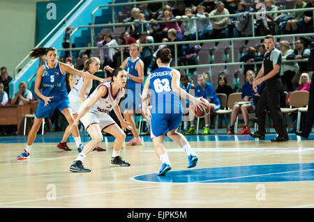 ORENBURG, regione di Orenburg, Russia, 21 ottobre, 2014 anno. Partita del campionato femminile del campionato della Russia sul basket Nadezhda (Orenburg)-Dinamo GUVD (Novosibirsk) Foto Stock