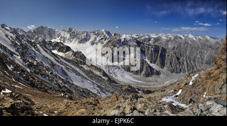 Suggestivo panorama del ghiacciaio in Ala Archa parco nazionale in Piazza Tian Shan mountain range in Kirghizistan Foto Stock