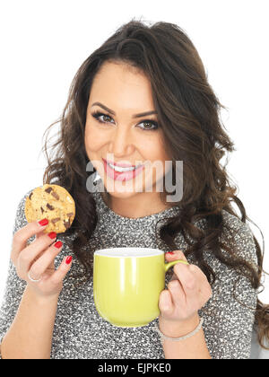 Felice positivo giovane donna godendo di tazza rinfrescante di fresco tè caldo o bevanda di caffè, isolato su bianco, da soli, azienda con pezzetti di cioccolato Foto Stock