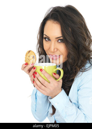 Felice positivo giovane donna godendo di tazza rinfrescante di fresco tè caldo o bevanda di caffè, isolato su bianco, da soli Foto Stock