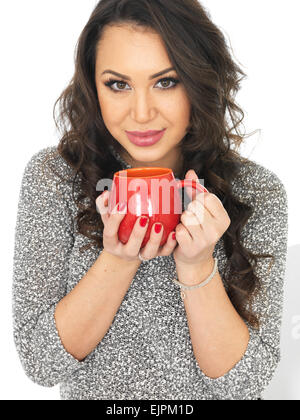 Felice positivo giovane donna godendo di tazza rinfrescante di fresco tè caldo o bevanda di caffè, isolato su bianco, da soli Foto Stock