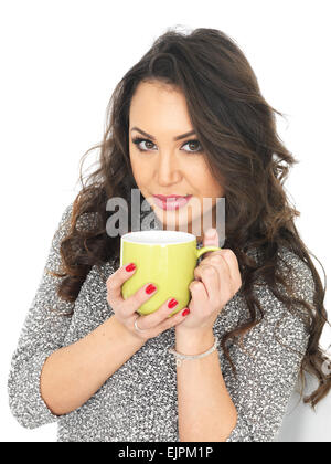 Felice positivo giovane donna godendo di tazza rinfrescante di fresco tè caldo o bevanda di caffè, isolato su bianco, da soli Foto Stock
