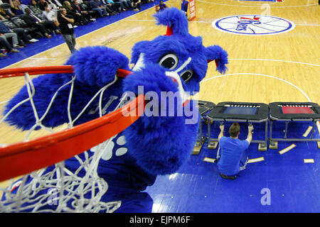 Le ore di lavoro straordinario. 30 Mar, 2015. Philadelphia 76ers mascotte Franklin schiacciate la palla durante il gioco NBA tra i Los Angeles Lakers e la Philadelphia 76ers presso la Wells Fargo Center di Philadelphia, Pennsylvania. I Los Angeles Lakers ha vinto 113-111 in ore di lavoro straordinario. Credito: csm/Alamy Live News Foto Stock