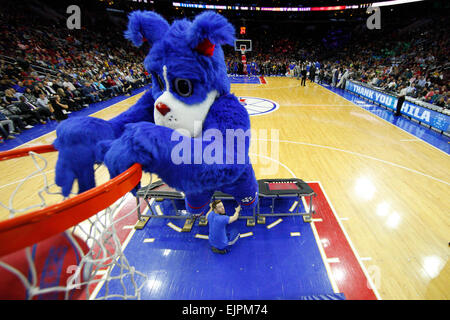 Le ore di lavoro straordinario. 30 Mar, 2015. Philadelphia 76ers mascotte Franklin schiacciate la palla durante il gioco NBA tra i Los Angeles Lakers e la Philadelphia 76ers presso la Wells Fargo Center di Philadelphia, Pennsylvania. I Los Angeles Lakers ha vinto 113-111 in ore di lavoro straordinario. Credito: csm/Alamy Live News Foto Stock