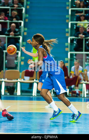 ORENBURG, regione di Orenburg, Russia, 21 ottobre, 2014 anno. Partita del campionato femminile del campionato della Russia sul basket Nadezhda (Orenburg)-Dinamo GUVD (Novosibirsk) Foto Stock