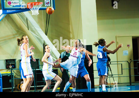 ORENBURG, regione di Orenburg, Russia, 21 ottobre, 2014 anno. Partita del campionato femminile del campionato della Russia sul basket Nadezhda (Orenburg)-Dinamo GUVD (Novosibirsk) Foto Stock