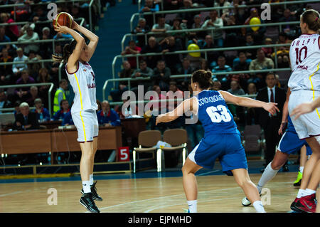 ORENBURG, regione di Orenburg, Russia, 21 ottobre, 2014 anno. Partita del campionato femminile del campionato della Russia sul basket Nadezhda (Orenburg)-Dinamo GUVD (Novosibirsk) Foto Stock