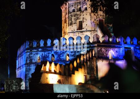 Illuminata Phra Sumen Fort a Bangkok, in Thailandia Foto Stock