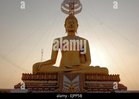 Golden Buddha che si affaccia Nakhon Sawan ,Thailandia Foto Stock