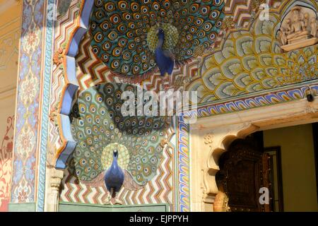 Opera d'arte di Pavone nel palazzo di città, Jaipur, India Foto Stock