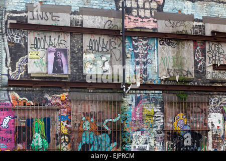 Costruzioni abbandonate coperto di graffiti Brick Lane London Foto Stock