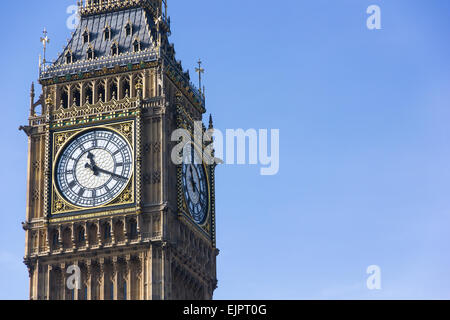 Il clock di fronte alla sommità della torre di Elizabeth, parte del Palazzo di Westminster a Londra, Regno Unito. Aka 'Big Ben' Foto Stock