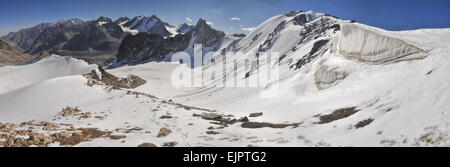 Scenic panorama delle cime delle montagne più alte in Ala Archa parco nazionale in Piazza Tian Shan mountain range in Kirghizistan Foto Stock