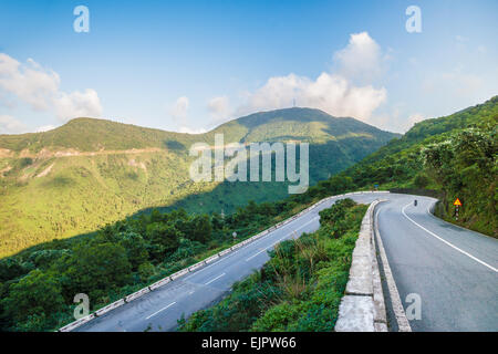 Hai Van pass - la famosa strada che conduce lungo il litorale m Foto Stock