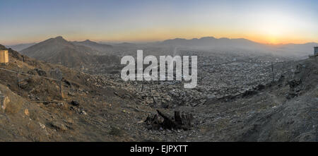 Suggestivo panorama del tramonto a Kabul, Afghanistan Foto Stock