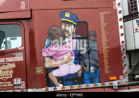 Il Memoriale di rotolamento semi-camion con rimorchio destinato ad onorare le vittime degli attacchi dell'11 settembre, raffigurato in Butte, Montana Foto Stock