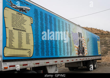 Il Memoriale di rotolamento semi-camion con rimorchio destinato ad onorare le vittime degli attacchi dell'11 settembre, raffigurato in Butte, Montana Foto Stock