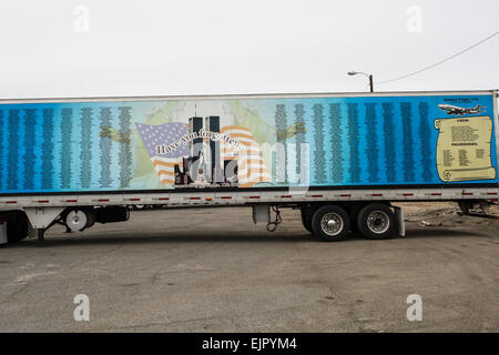 Il Memoriale di rotolamento semi-camion con rimorchio destinato ad onorare le vittime degli attacchi dell'11 settembre, raffigurato in Butte, Montana Foto Stock