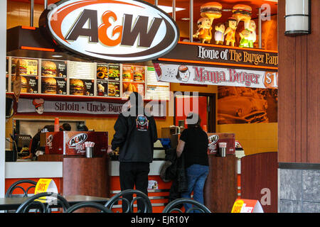 Un Canadese&W burger comune, fast food in uscita con due persone in attesa in linea. Foto Stock