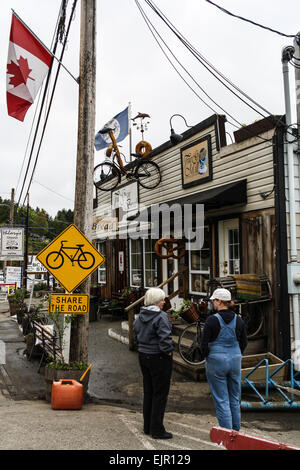 Cowichan Bay vicino a Duncan, sull'Isola di Vancouver in British Columbia. Condividere la bicicletta da strada segno bandiera canadese Foto Stock