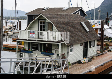 Houseboat Cowichan Bay vicino a Duncan, sull'Isola di Vancouver in British Columbia. Foto Stock