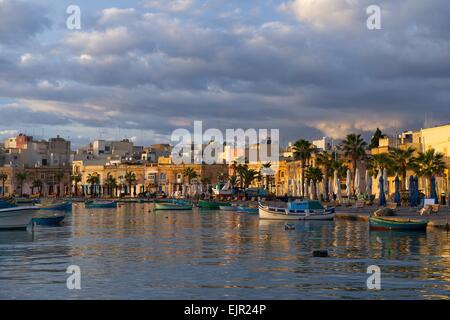 Alta villaggio di Marsaxlokk, nativo di barche da pesca luzzus,architettura in legno, un antico villaggio di pescatori, mare Mediterraneo Foto Stock