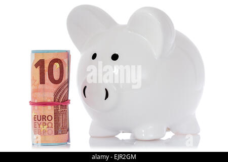 Salvadanaio con denaro rotolo, isolati su sfondo bianco Foto Stock