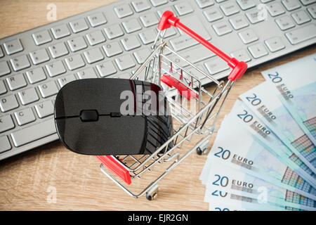 Carrello spesa con il mouse nella parte anteriore del computer tastiera ,shopping on line concept Foto Stock