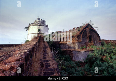 Fort Aguada Portoghese vecchio faro costruito nel 1612 in Sinquerim Beach, si affaccia sul Mare Arabico. Goa in India Foto Stock