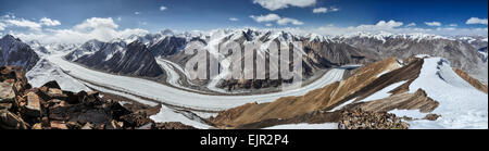 Suggestivo panorama del ghiacciaio Fedchenko nel Pamir Mountains in Tagikistan Foto Stock