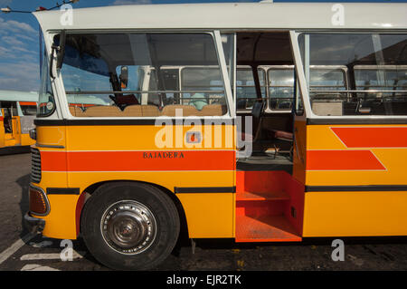 La Valletta/MALTA 29dicembre 2006 - colorata Vecchia Bus maltesi Foto Stock