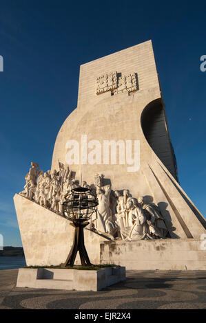 Lisbona portogallo/10dicembre 2006 - Monumento alle Scoperte sulla banca del fiume Tago Foto Stock