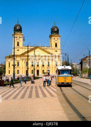 Debrecen, Ungheria. Grande calvinista chiesa (1823) neo-classico (architetto - Michaly Pechy) Kossuth ter (quadrato) Tram Foto Stock