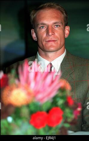 Francois Pienaar, ex-South African giocatore di rugby firma per i Saraceni Rugby Club. 4 Dicembre 1996 Foto Stock