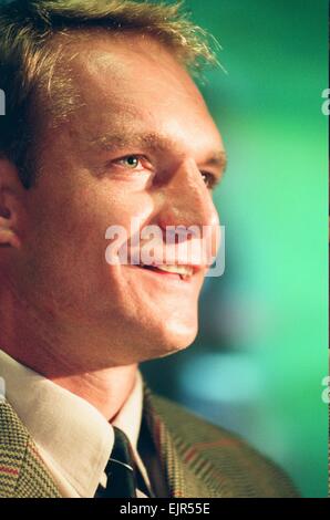 Francois Pienaar, ex-South African giocatore di rugby firma per i Saraceni Rugby Club. 4 Dicembre 1996 Foto Stock