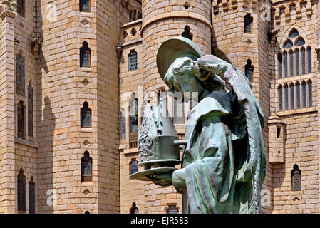 Spagna, Astorga: Angelo con i vescovi di le squadre nel giardino del Palazzo del Vescovo progettata da Antonio Gaudí Foto Stock