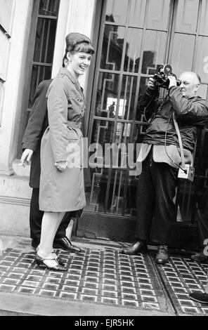 Reg Calvert omicidio caso 1966. Dorothy Calvert, vedova di Reg Calvert, raffigurato arrivando all' inchiesta che si terrà a Chelmsford Essex 27 Giugno 1966. È stato asserito che il signor Calvert è stato sparato e ucciso presso la casa del grande Oliver Smedley in Wendens ambone vicino a Saffron Walden (21 giugno). Reg Calvert era a capo del rivale pirata radio della stazione Radio City & manager delle fortune gruppo pop. Principali Oliver Smedley più successivamente è stato assolto dall accusa di omicidio per motivi di autodifesa. *** Caption locale *** moglie Foto Stock