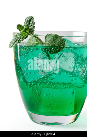 Mint drink con cubetti di ghiaccio e foglie di menta con tracciato di ritaglio Foto Stock