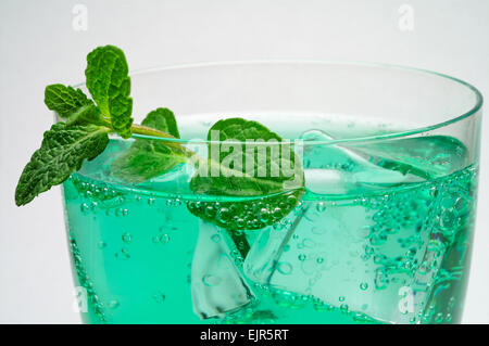 Mint drink con cubetti di ghiaccio e foglie di menta Foto Stock