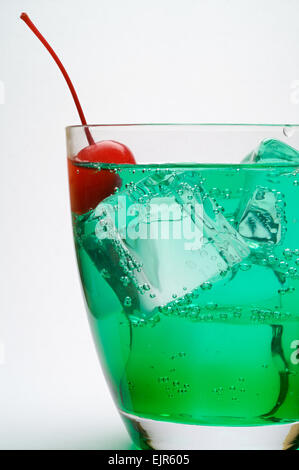 Mint drink con cubetti di ghiaccio e di ciliegio Foto Stock