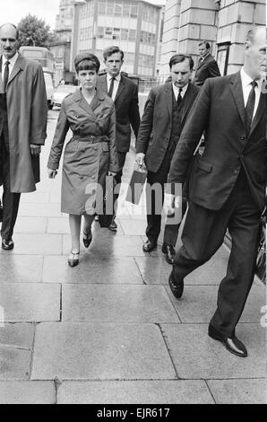 Reg Calvert omicidio caso 1966. Dorothy Calvert, vedova di Reg Calvert, raffigurato arrivando all' inchiesta che si terrà a Chelmsford Essex 27 Giugno 1966. Anche nella foto: Giovanni Wileman si sosteneva che il signor Calvert è stato sparato e ucciso presso la casa del grande Oliver Smedley in Wendens ambone vicino a Saffron Walden (21 giugno). Reg Calvert era a capo del rivale pirata radio della stazione Radio City & manager delle fortune gruppo pop. Principali Oliver Smedley più successivamente è stato assolto dall accusa di omicidio per motivi di autodifesa. *** Caption locale *** moglie Foto Stock