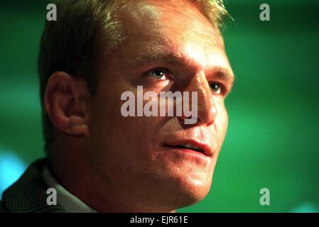 Francois Pienaar, ex-South African giocatore di rugby firma per i Saraceni Rugby Club. 4 Dicembre 1996 Foto Stock