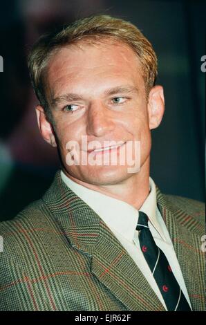 Francois Pienaar, ex-South African giocatore di rugby firma per i Saraceni Rugby Club. 4 Dicembre 1996 Foto Stock