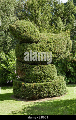 Un'anatra topiaria gigante fatta da un albero di tasso tagliato, in un giardino di cottage inglese Foto Stock