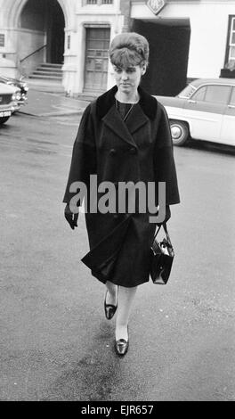 Reg Calvert omicidio caso 1966. Dorothy Calvert, vedova di Reg Calvert, raffigurato arrivando alla corte d'Assise di Chelmsford Essex xx luglio 196. È stato asserito che il signor Calvert è stato sparato e ucciso presso la casa del grande Oliver Smedley in Wendens ambone vicino a Saffron Walden (21 giugno). Reg Calvert era a capo del rivale pirata radio della stazione Radio City & manager delle fortune gruppo pop. Principali Oliver Smedley è stato assolto per omicidio per motivi di autodifesa. Foto Stock