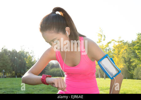 Giovani donne controllo dati sanitari su smart watch Foto Stock