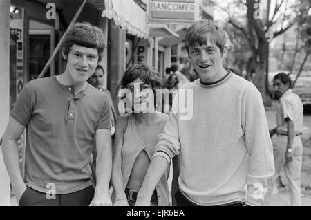 1970 Fase finale della Coppa del Mondo in Messico. Calciatore inglese Brian Kidd (sinistra) e Allan Clarke posano con una donna, mostra le loro braccia abbronzata, come il team passeggiata attorno alla Zona Rosa parte di Città del Messico durante il loro viaggio di shopping vi. 11 maggio 1970. Foto Stock