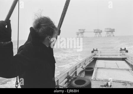 Dorothy Calvert vedova di Reg Calvert, arrivando a casa del pirata radio della stazione Radio City presso Shivering Sands Fort nell'estuario del Tamigi 15 febbraio 1967. Eventualmente per l'ultima volta, come ella è stata recentemente multato £100 per broadcating & illegalmente può avere per spegnere la stazione di trasmissione. Foto Stock