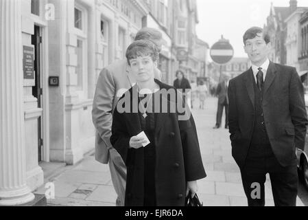 Reg Calvert omicidio caso 1966. Dorothy Calvert, vedova di Reg Calvert, raffigurato arrivando alla corte d'Assise di Chelmsford Essex xx luglio 196. È stato asserito che il signor Calvert è stato sparato e ucciso presso la casa del grande Oliver Smedley in Wendens ambone vicino a Saffron Walden (21 giugno). Reg Calvert era a capo del rivale pirata radio della stazione Radio City & manager delle fortune gruppo pop. Principali Oliver Smedley è stato assolto per omicidio per motivi di autodifesa. *** Caption locale *** moglie Foto Stock